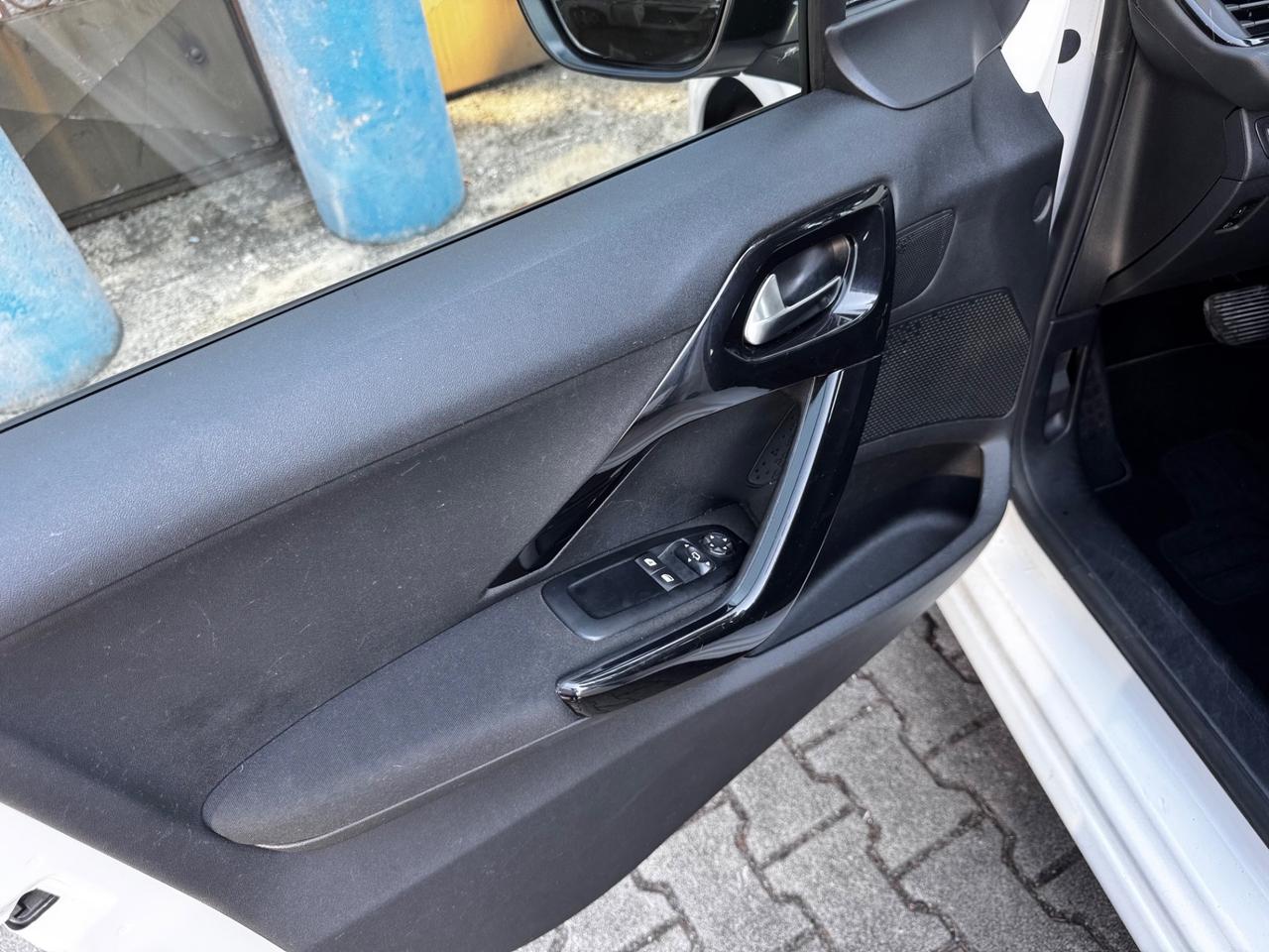 Peugeot 208 1.4 e-HDi 68 CV automatica/ neopatentati