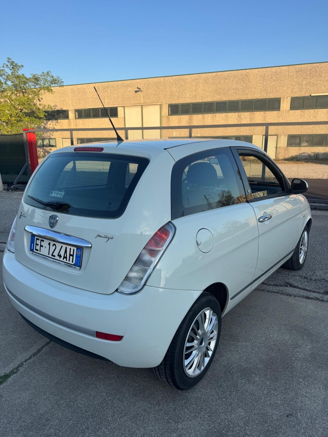 Lancia Ypsilon 1.3 MJT 75 CV Platino