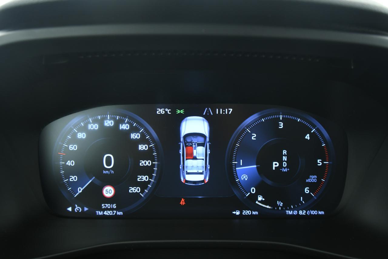 VOLVO XC40 2.0 d4 Momentum awd geartronic PELLE+LED+C19"