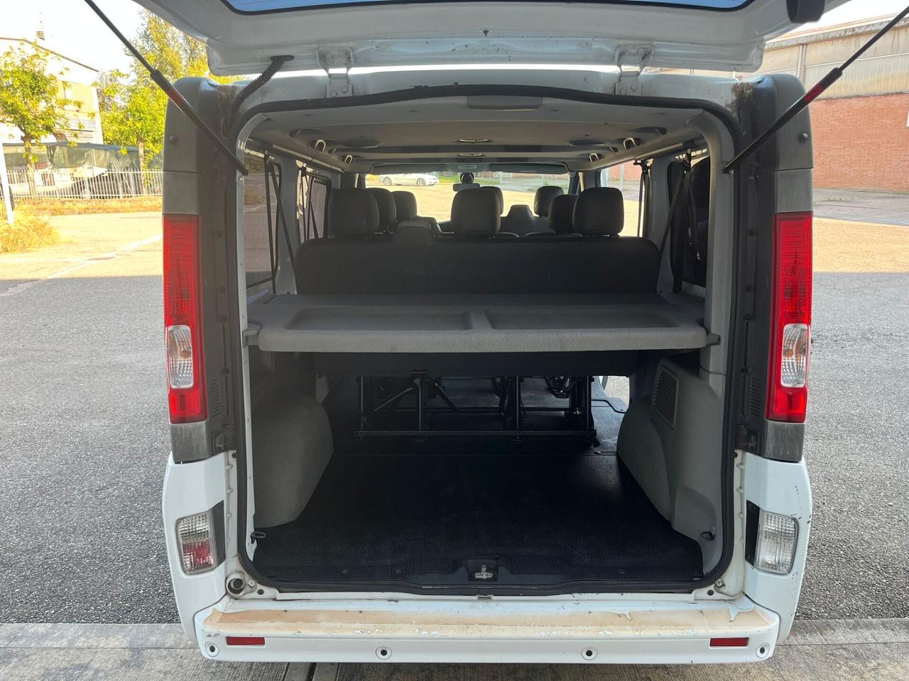 Renault Trafic T27 2.0 dCi/115 PC-TN Passenger Limousine DPF
