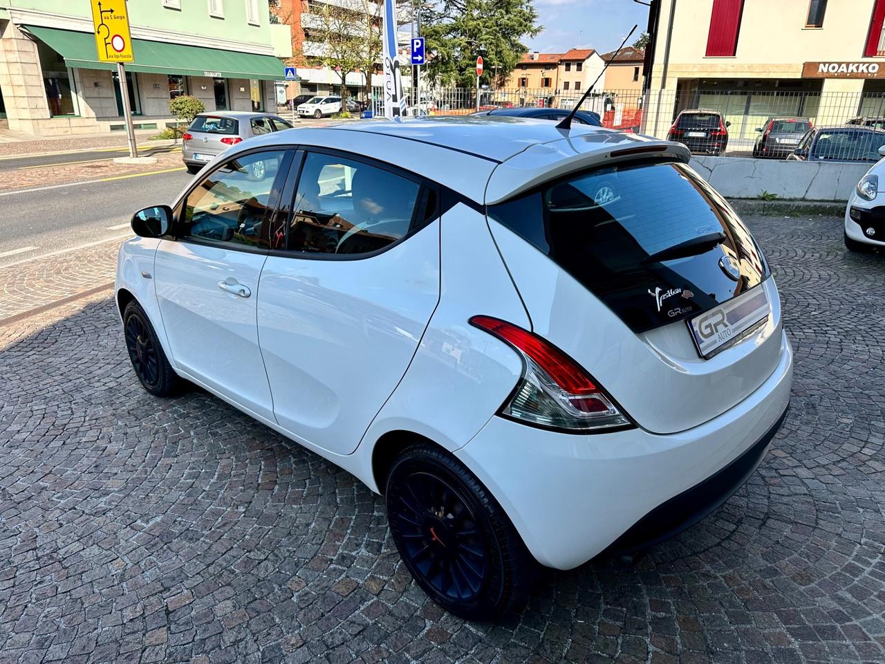 Lancia Ypsilon 1.2bz 69Cv 5P - Neopatentati