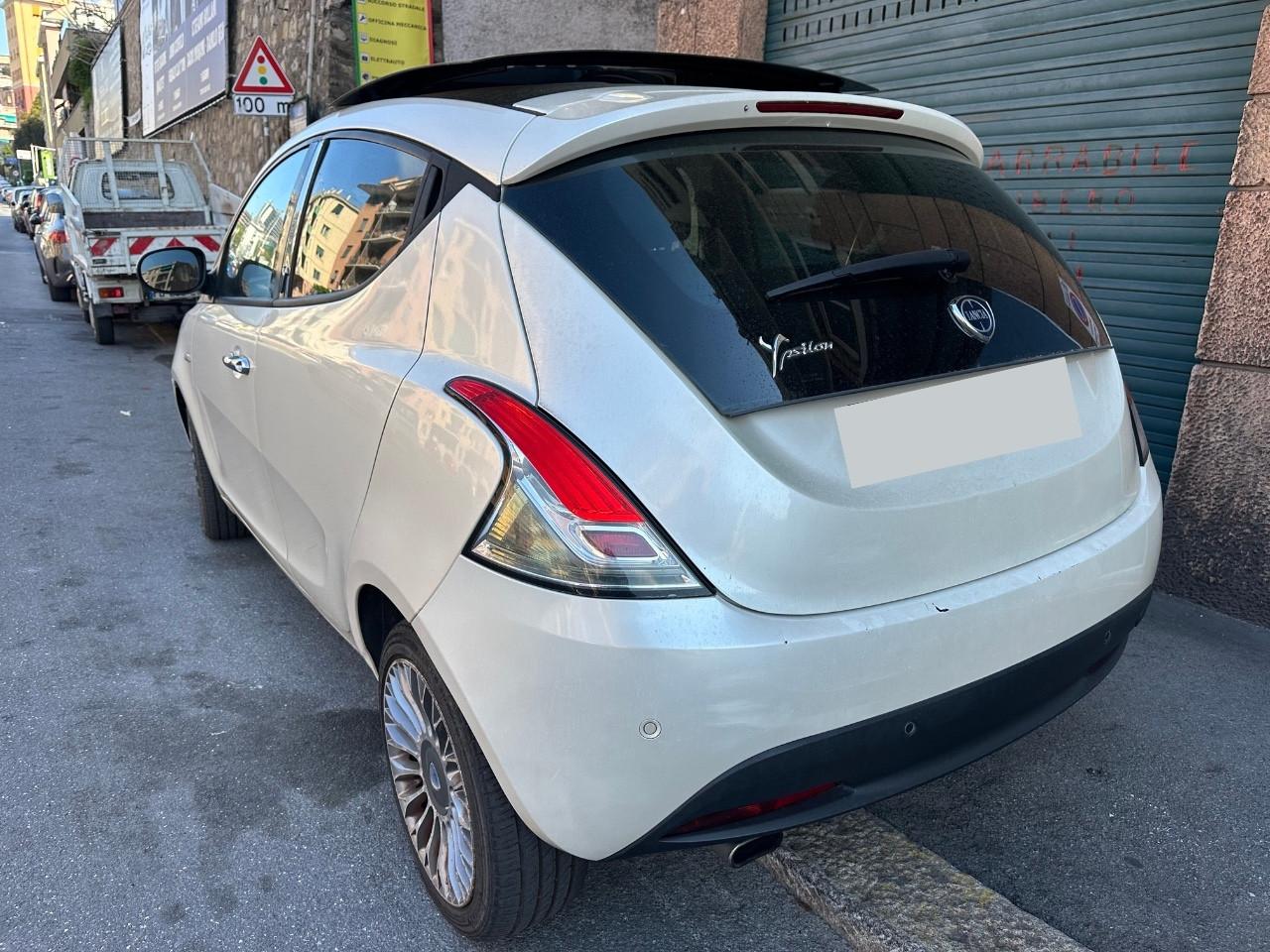Lancia Ypsilon 1.2 69 CV 5 porte S&S Platinum + Tetto Sensori Ant e Post