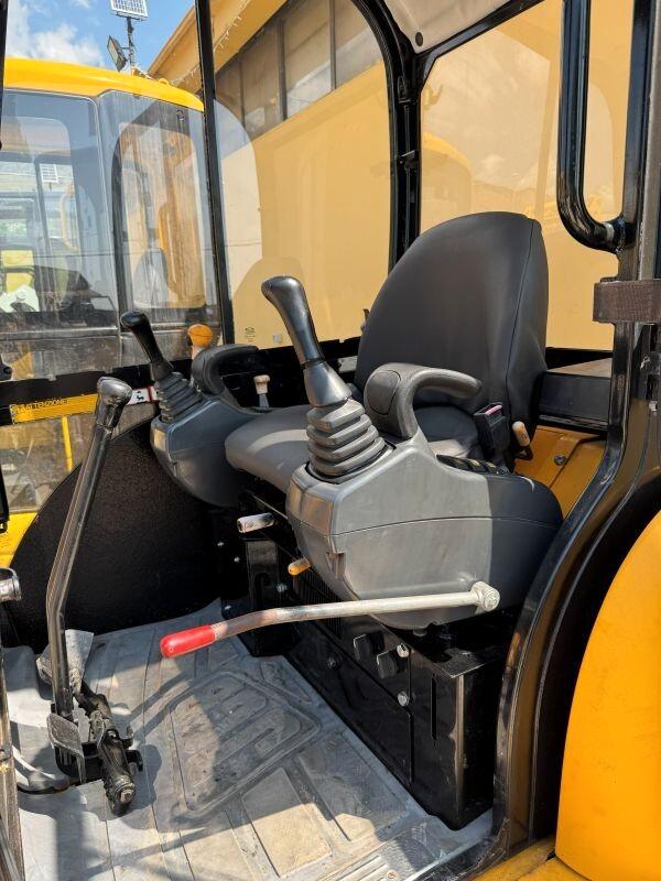 MINIESCAVATORE JCB 8027 GIROSAGOMA