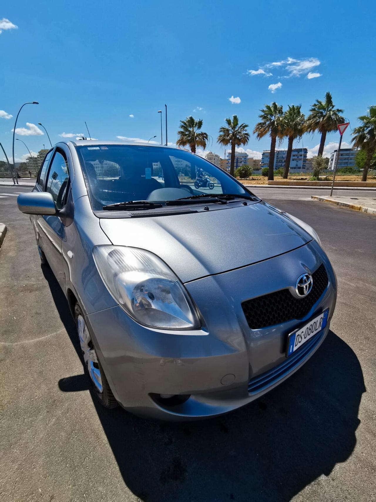 Toyota Yaris 1.3 5P. Sol solo km.97000