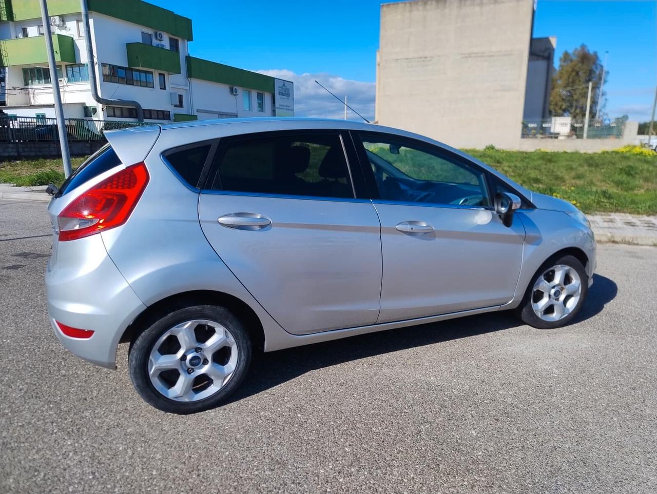 Ford Fiesta 1.4 TDCi 68CV 5 porte Titanium