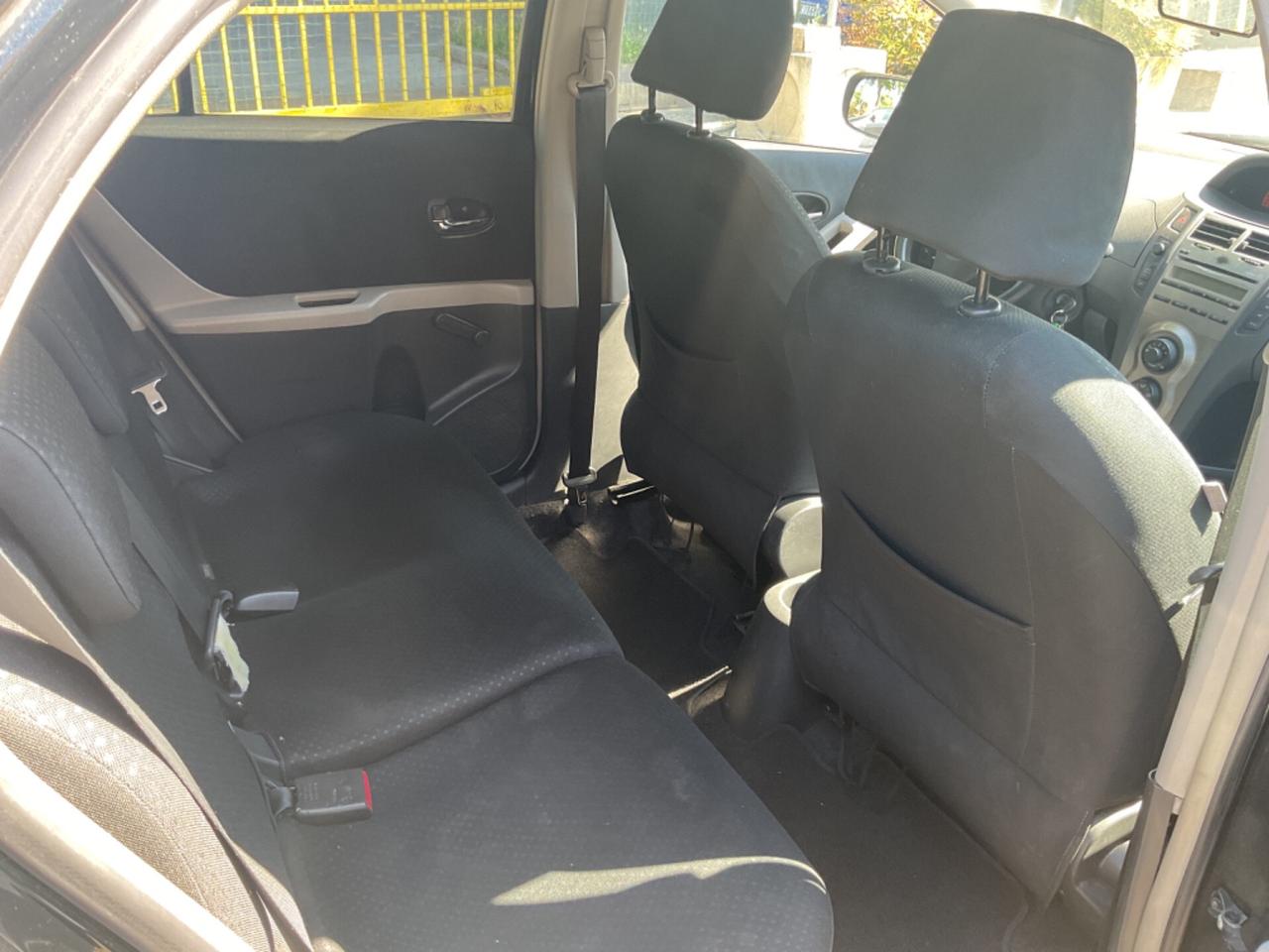 Toyota Yaris 1.3 5 port. OK NEOP. CAMBIO AUT.