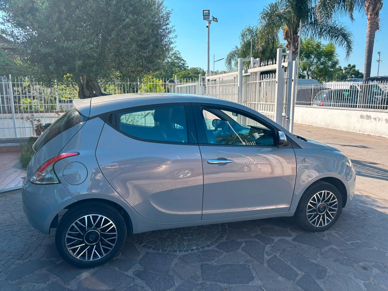 Lancia Ypsilon 1.0 FireFly 5 porte S&S Hybrid Ecochic A. Ferretti