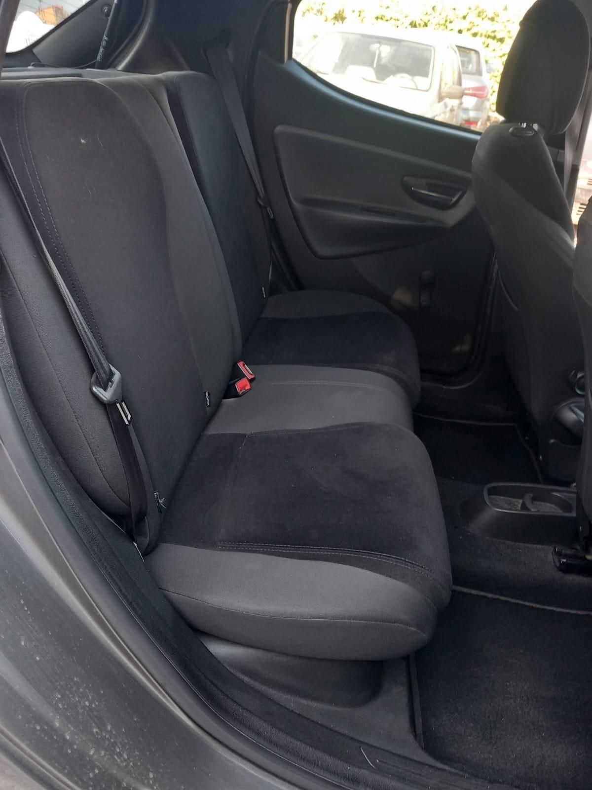 Lancia Ypsilon 1.3 MJT 75 CV Unyca