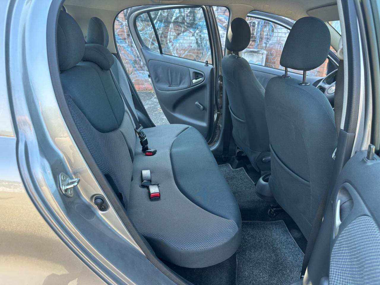 Toyota Yaris 1.0i 5p Sol