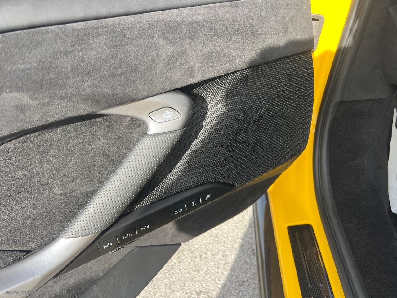 FERRARI 296 GTB CARBONIO SOLLEVATORE IVA ESPOSTA