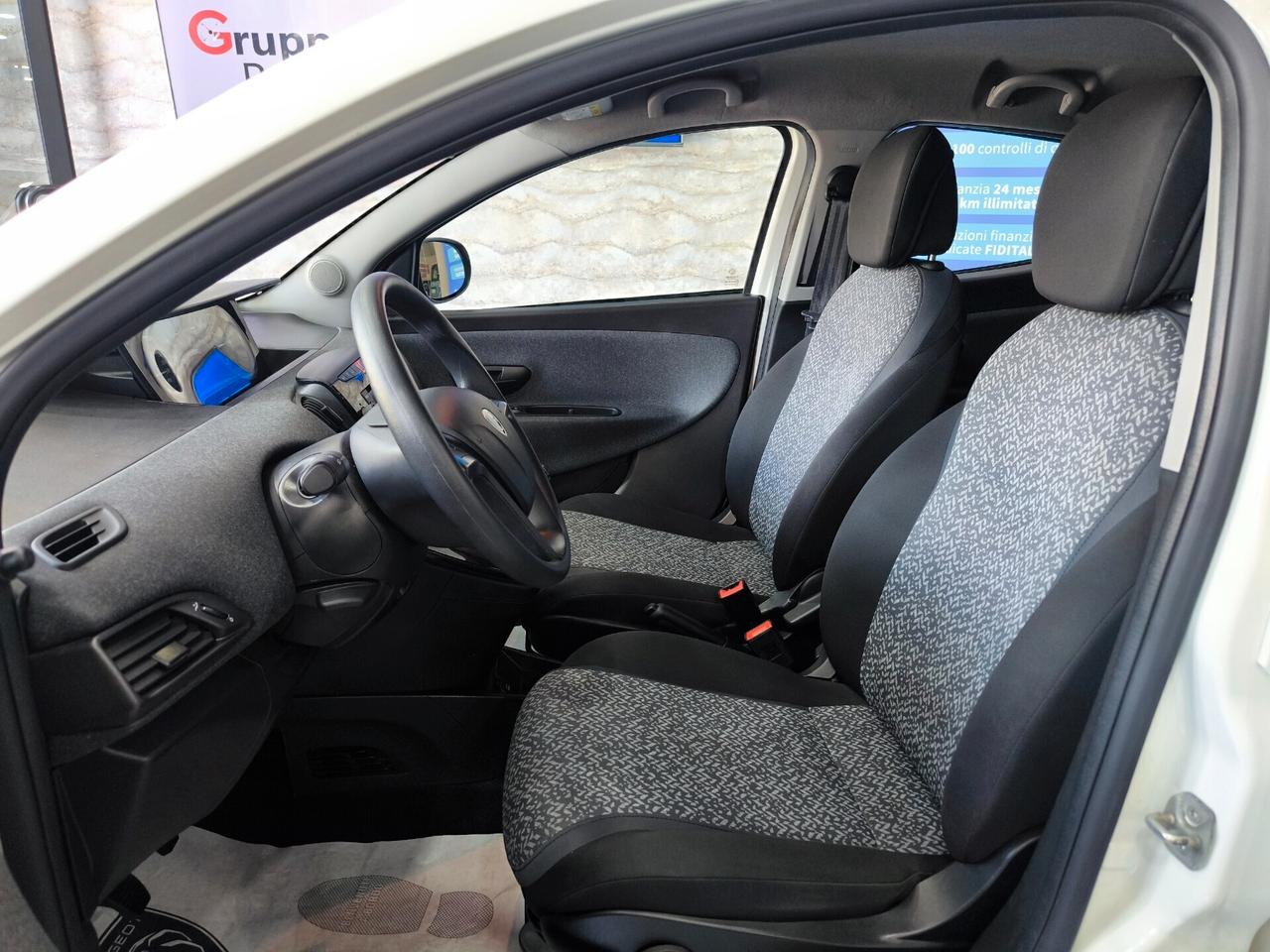 Lancia Ypsilon 1.0 FireFly 5 porte S&S Hybrid Ecochic Silver