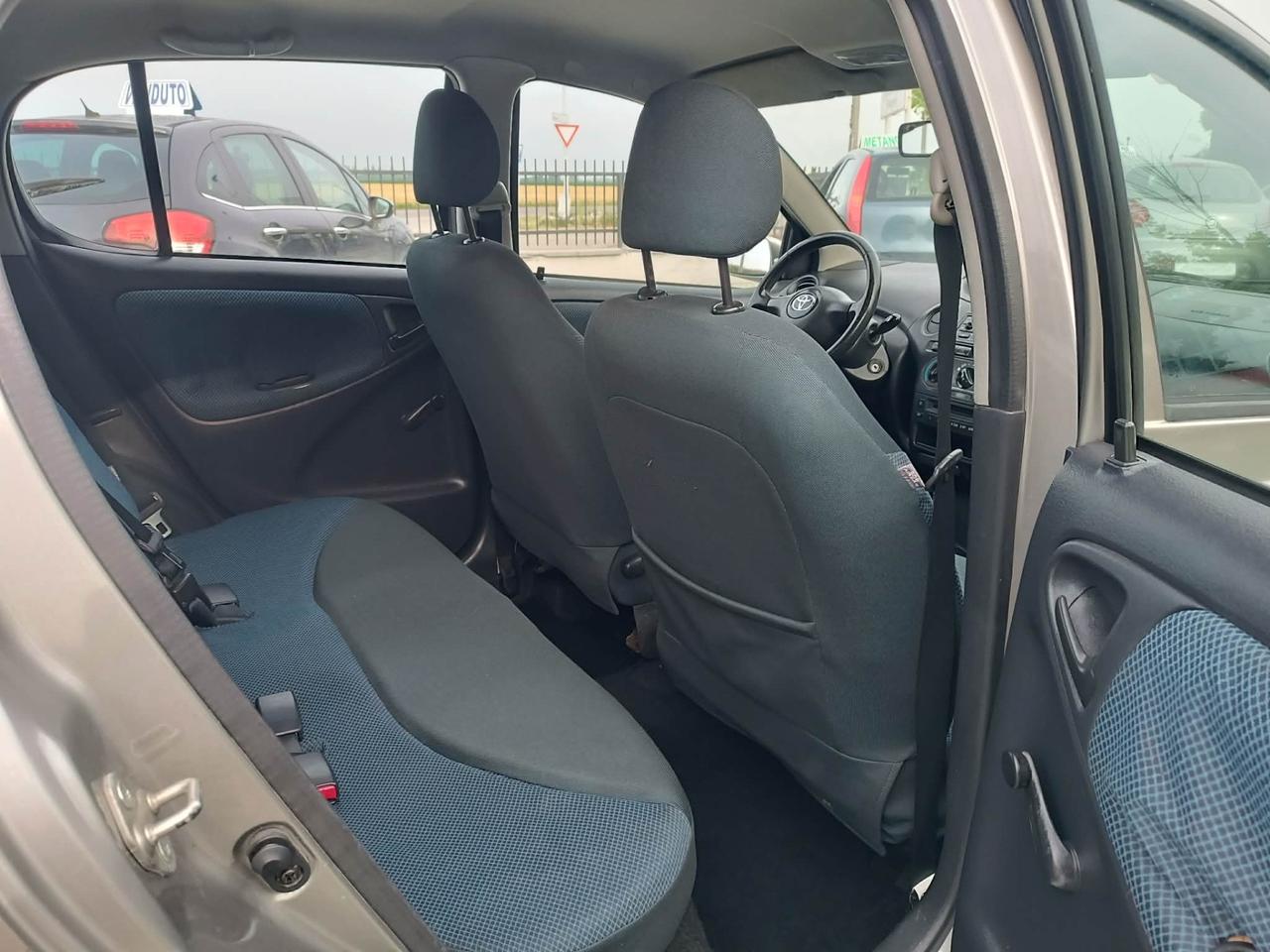 Toyota Yaris 1.0i 16V cat 5 porte Sol