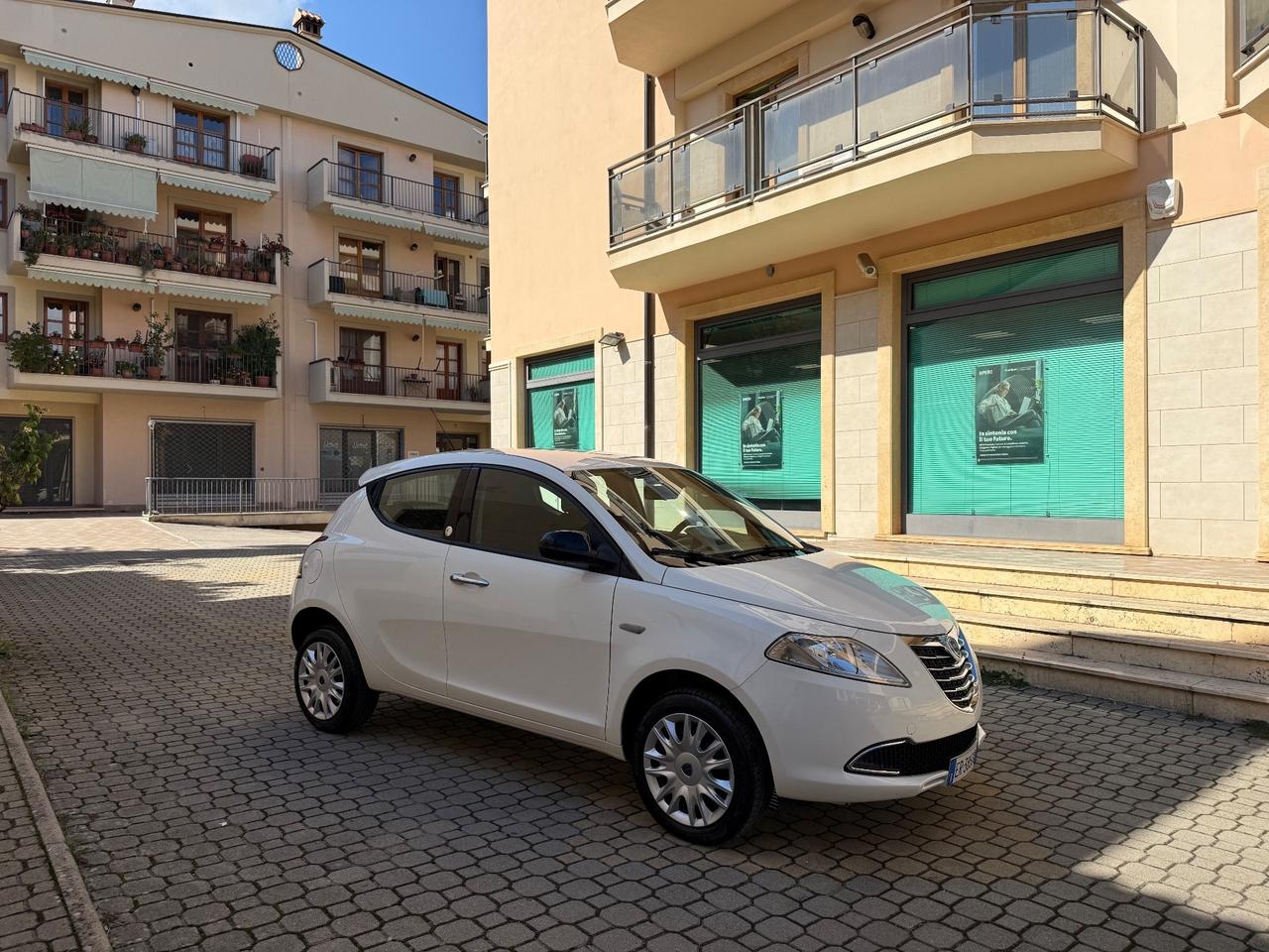 Lancia Ypsilon 0.9 TwinAir 85 CV 5 porte Metano Ecochic Silver