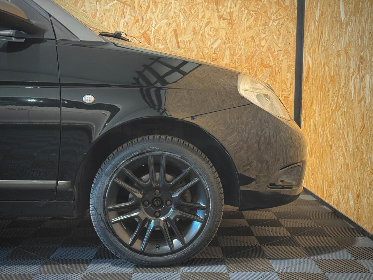 Lancia Ypsilon 1.4 Sport MomoDesign