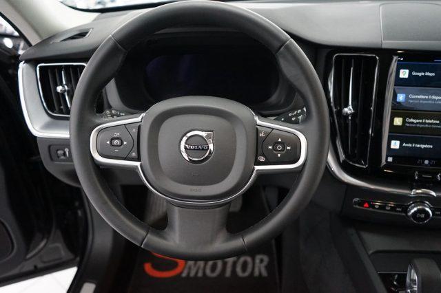 VOLVO XC60 B4 (d) AWD automatico Momentum Sport