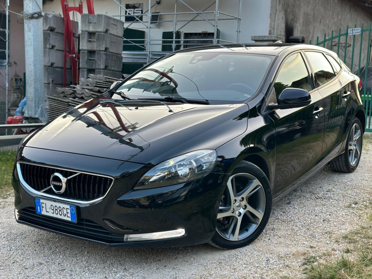 Volvo V40 D2 MOMENTUM KMCERT UNICOPR EU6B