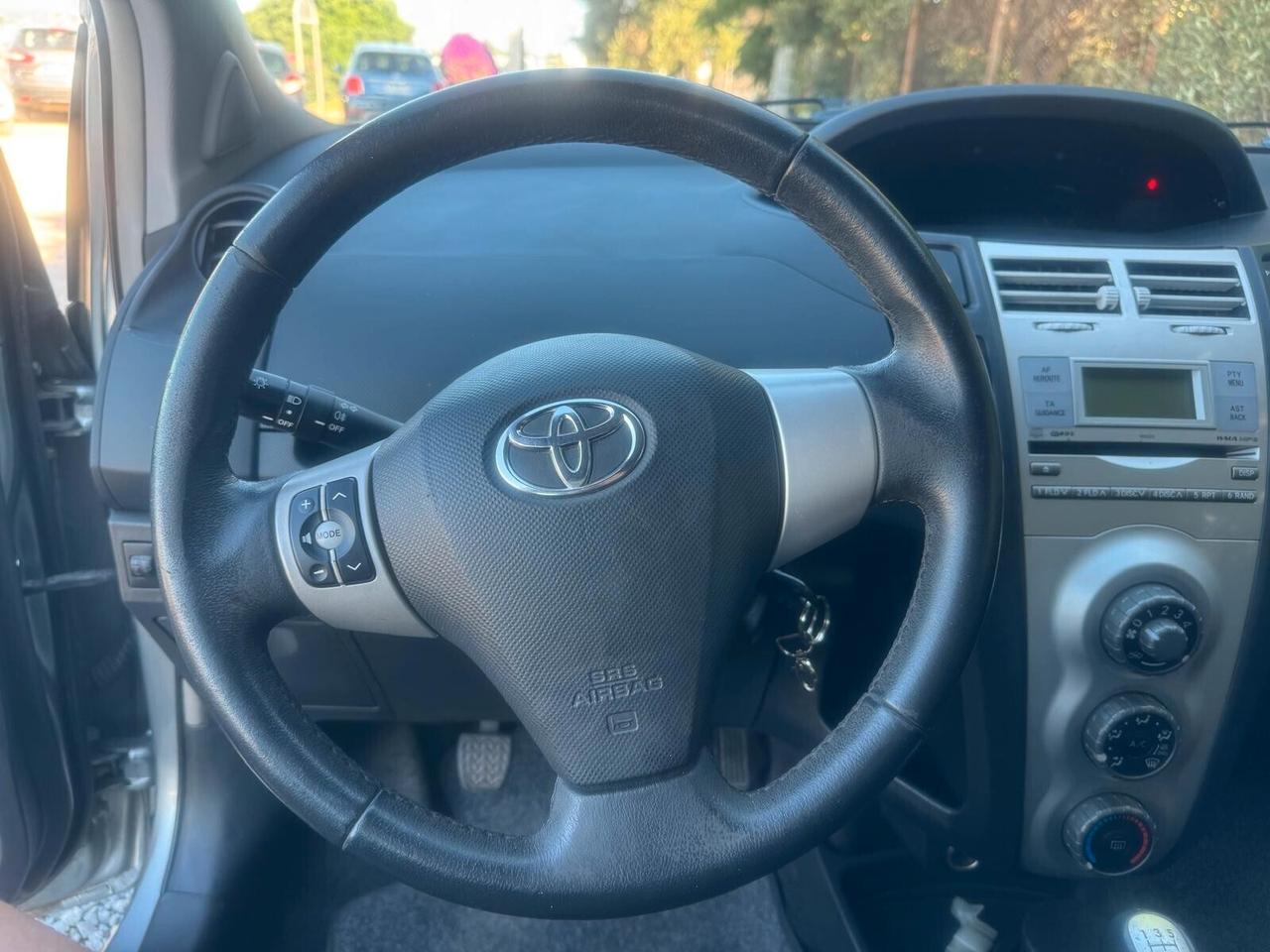 Toyota Yaris 1.0 5 porte