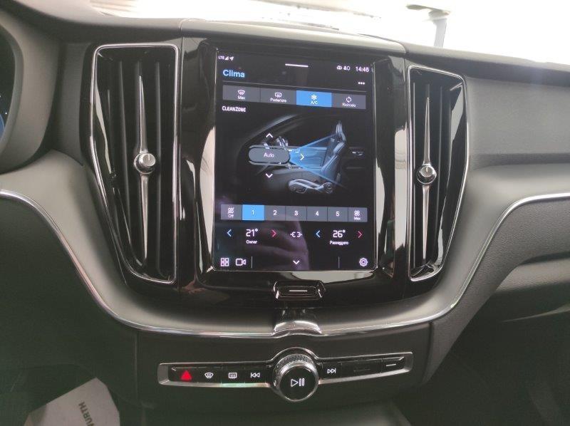 VOLVO XC60 (2017-->) - XC60 B4 Geartronic Momentum