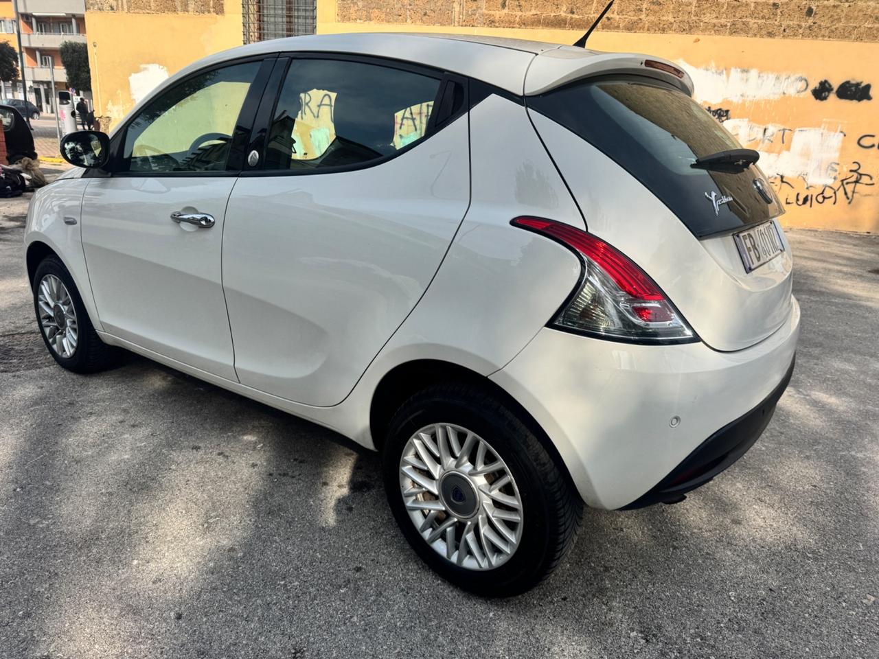 Lancia Ypsilon 0.9 TwinAir 85 CV 5 porte Metano Ecochic