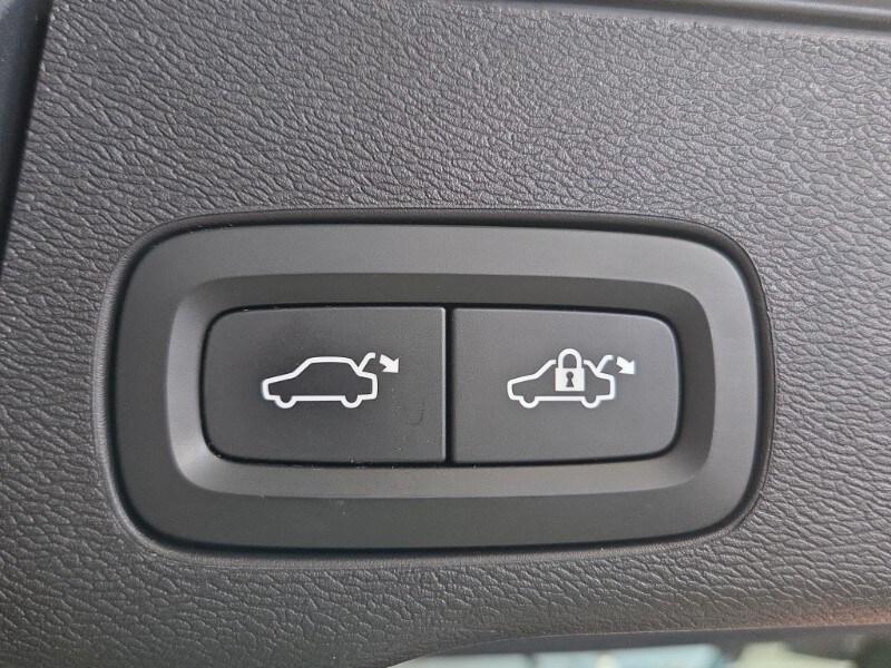 VOLVO XC60 (2017-->) XC60 T6 Recharge Plug-in H...