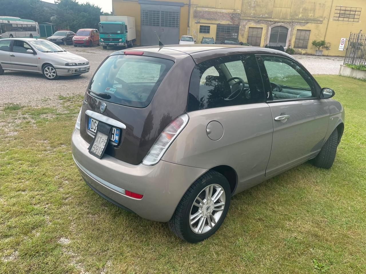 Lancia Ypsilon 1.3 MJT 75 CV Versus
