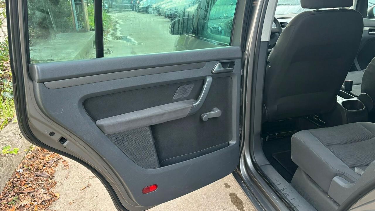 Volkswagen Touran posti 5 GPL dalla cassa gancio di traino regolare