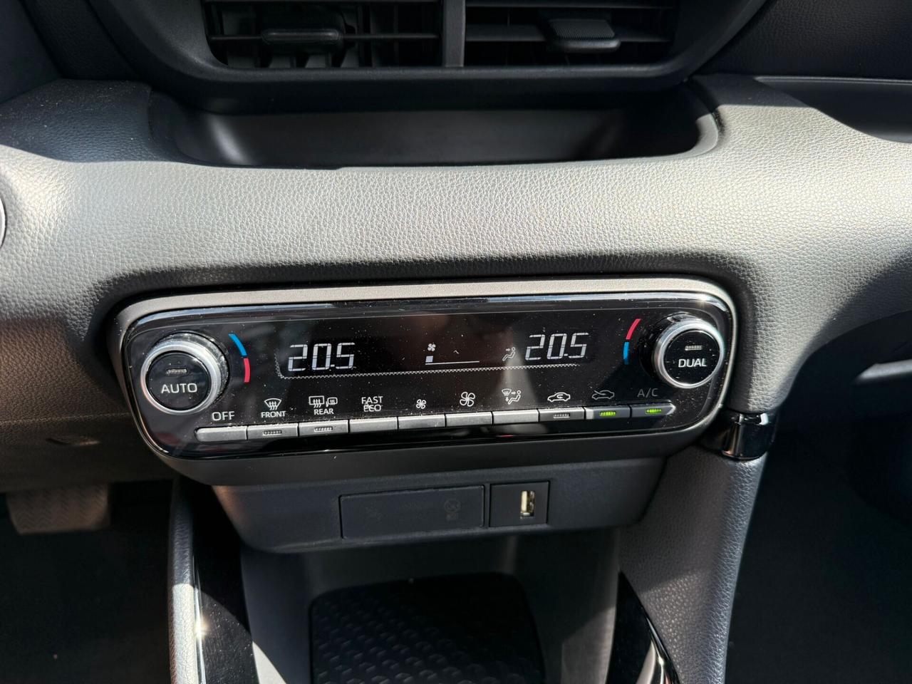 Toyota Yaris 1.5h Lounge PREZZO REALE