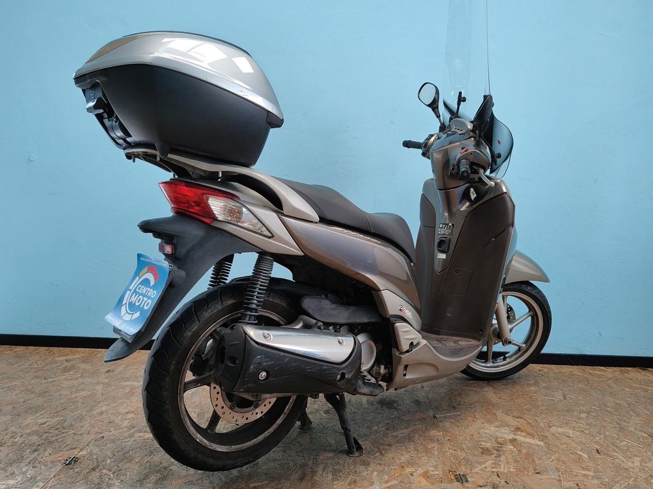 Honda SH 300 con parabrezza alto e bauletto