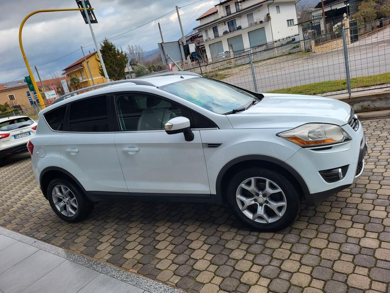 FORD KUGA TITANIUM 2WD 136cv NAVIGATORE / DISPLAY TOUCH / BLUETOOTH / DVD