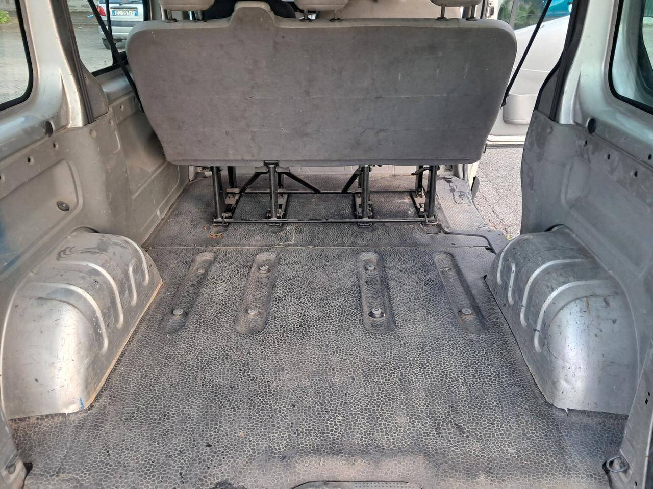 VIVARO 6 POSTI AUTOCARRO