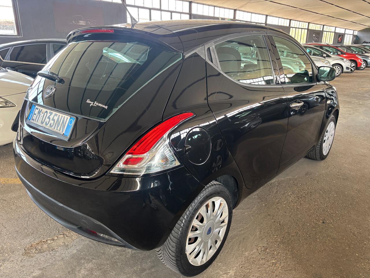 Lancia Ypsilon 1.2 69CV 5 porte S&S Platinum NEOPATENTATO