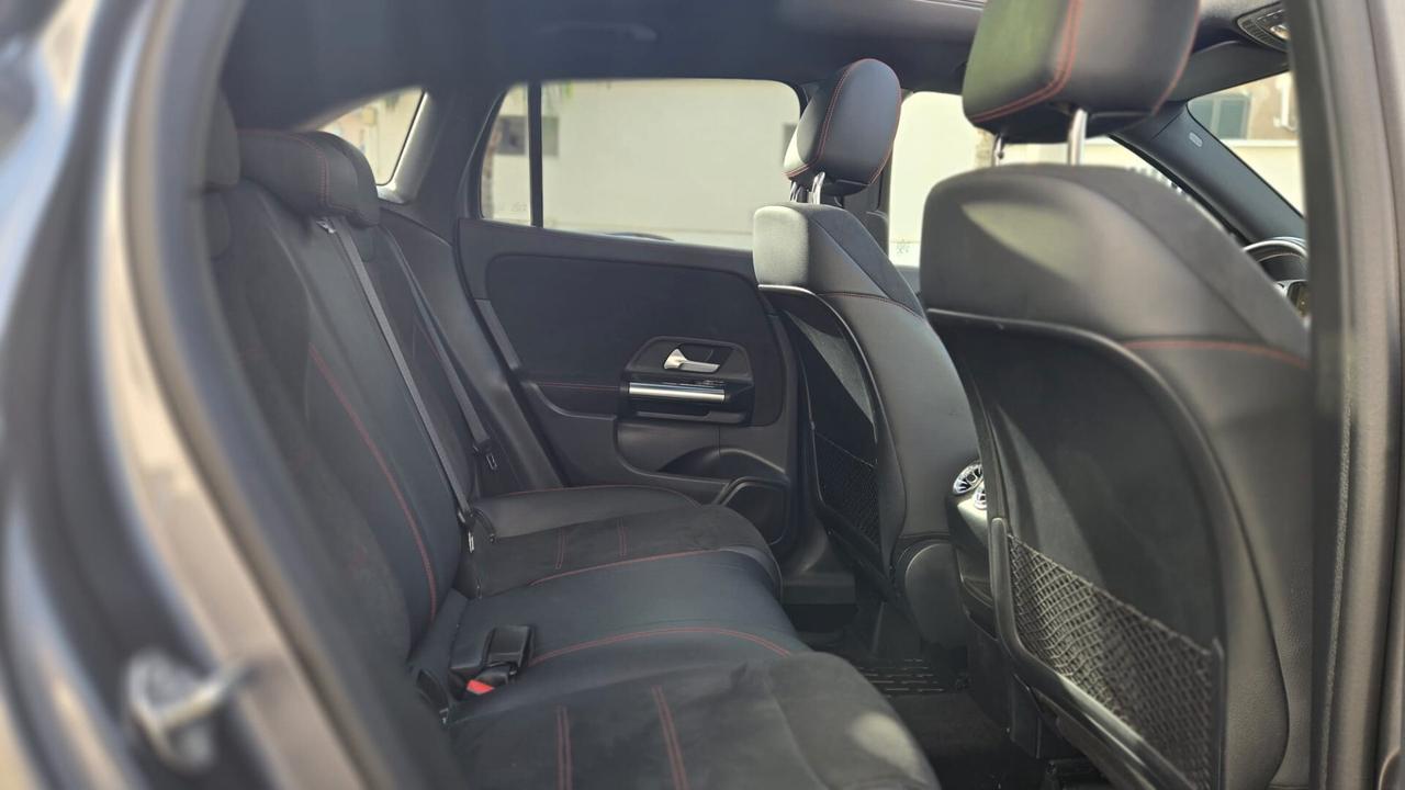 Mercedes-Benz GLA 180 d 1950 115CV Premium AMG auto Tetto Uff Italy Led USB