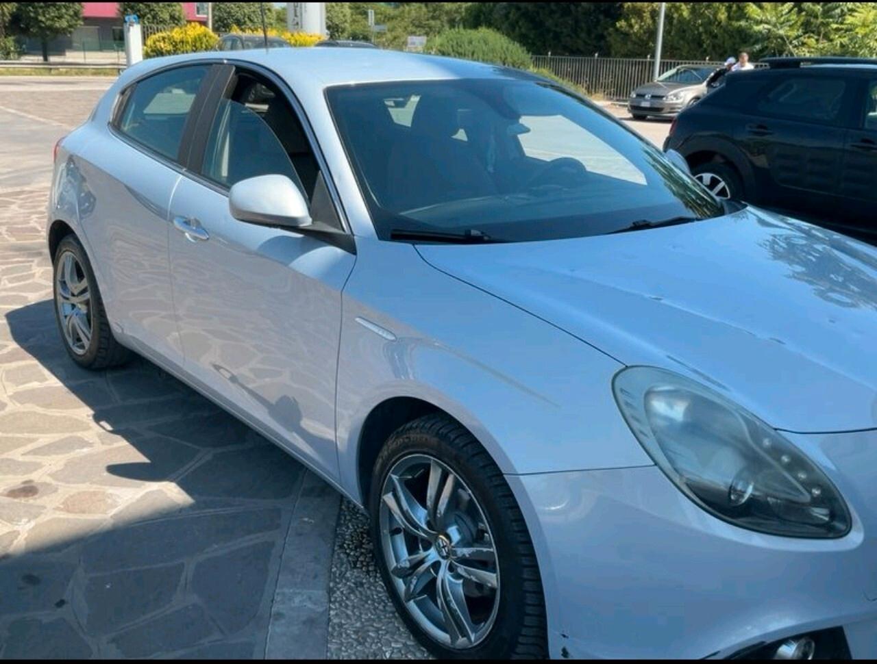 Alfa Romeo Giulietta 1.6 JTD105 cv ok neopatentati.