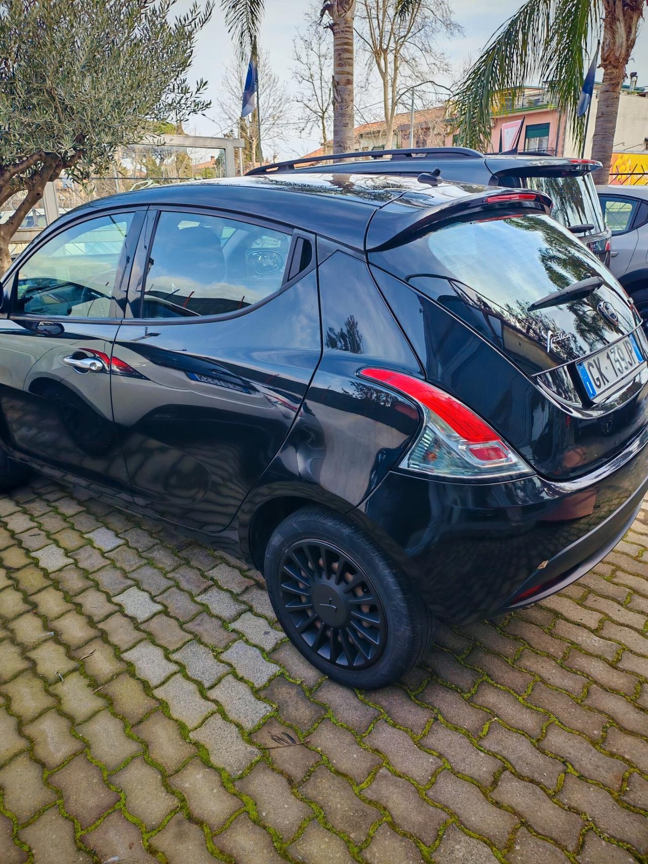 Lancia Ypsilon 1.0 FireFly 5 porte S&S Hybrid Ecochic Silver