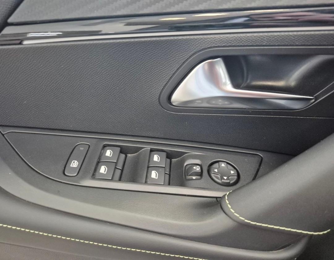 PEUGEOT 2008 GT Hybrid 136 e-DCS6