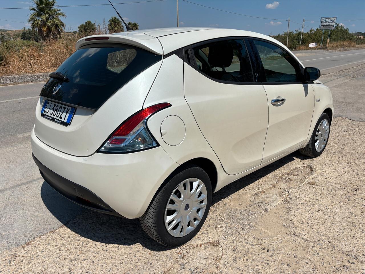 Lancia Ypsilon 1.2 69 CV 5 porte S&S Silver - 2011