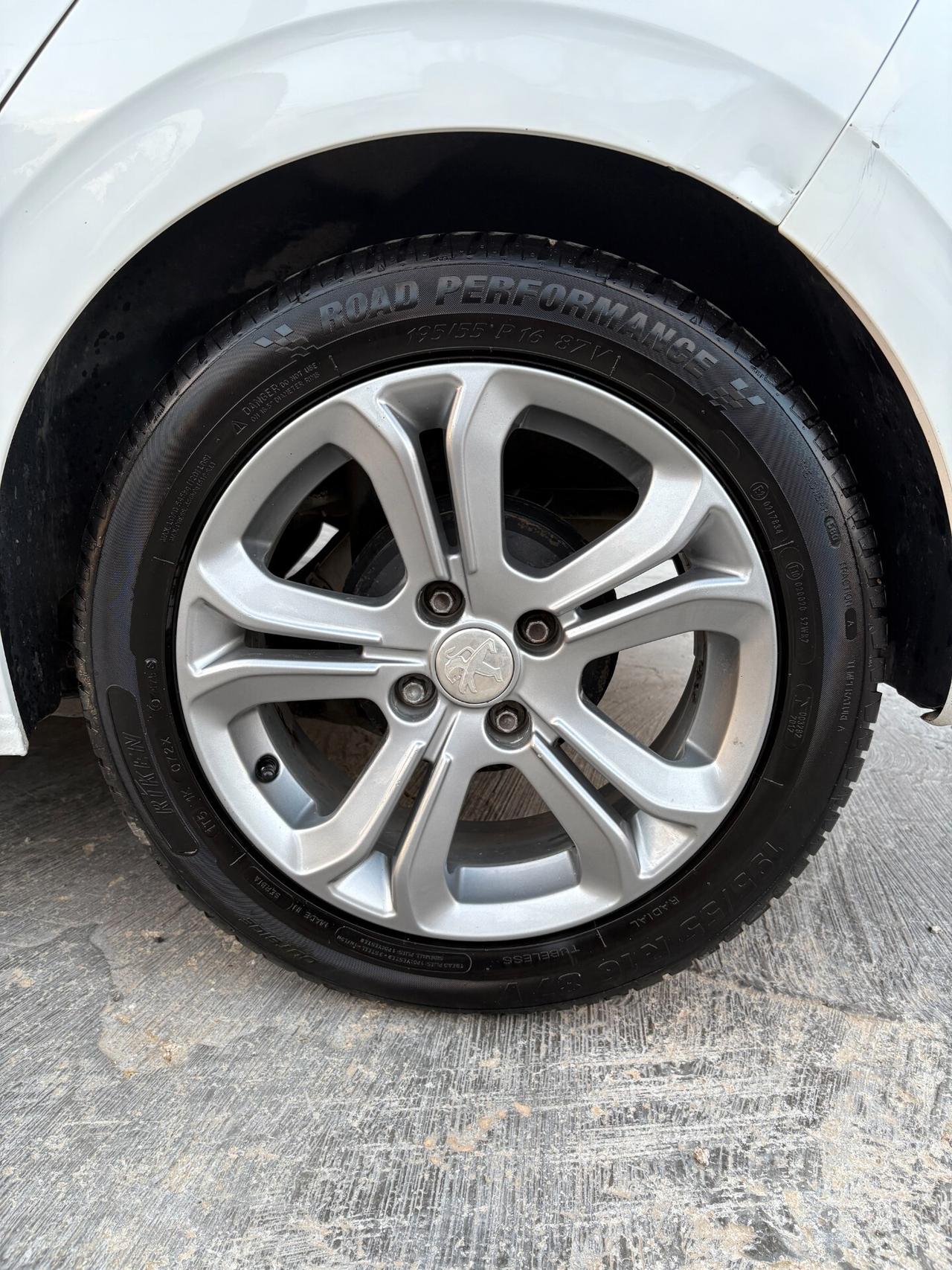 Peugeot 208 1.4 HDi 68 CV 5 porte Allure