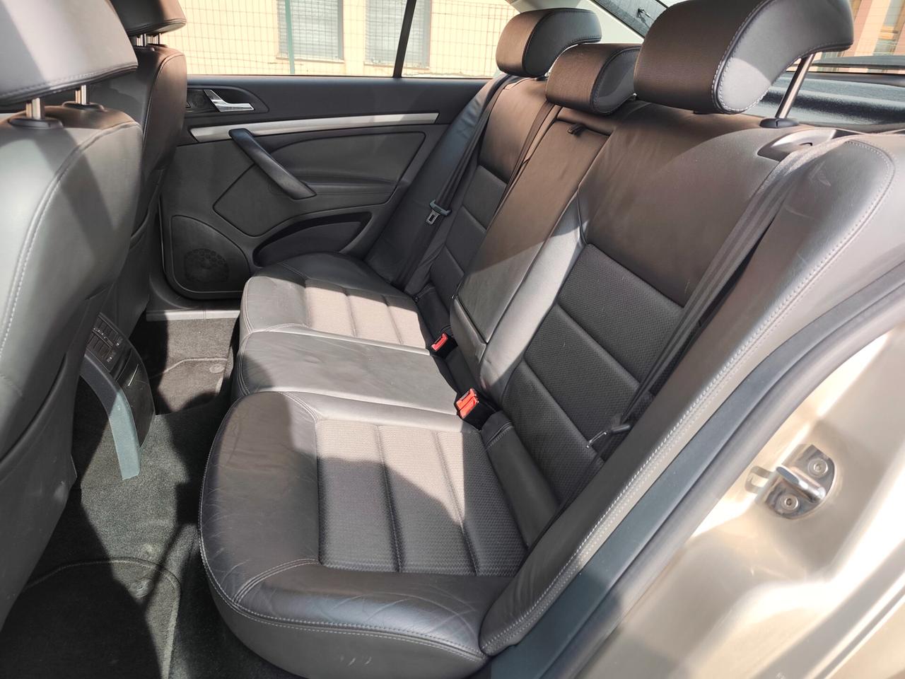 Skoda Octavia 1.6 Benz berlina Elegance