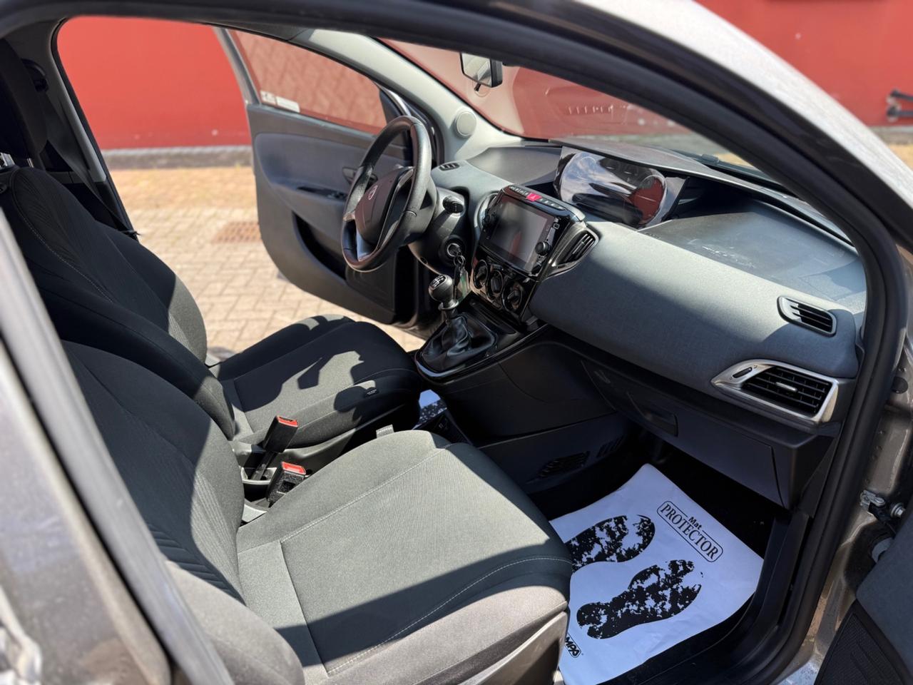 Lancia Ypsilon 1.0 FireFly 5 porte S&S Hybrid Ecochic Silver