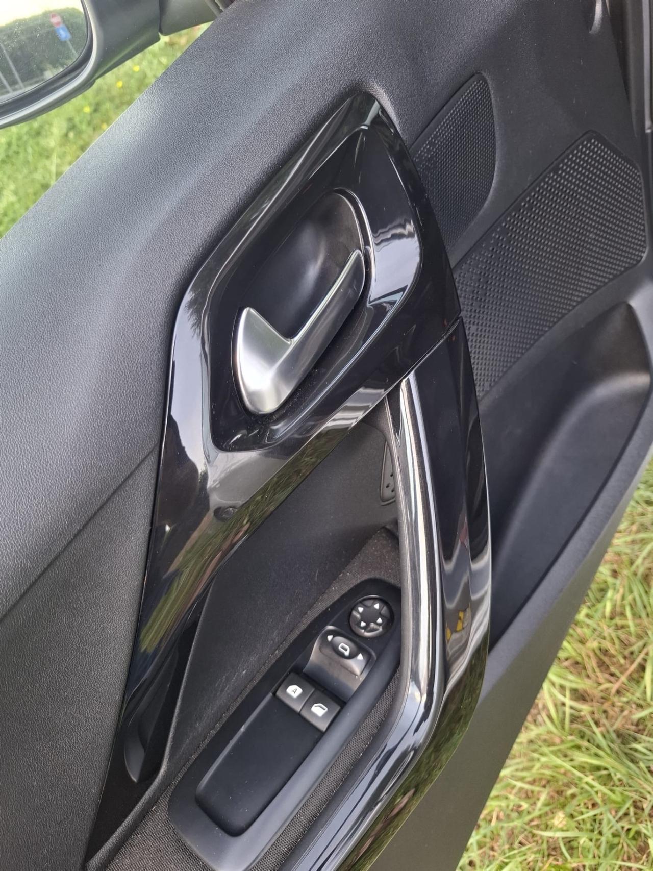 Peugeot 208 1.4 HDi 68 CV 5 porte Allure