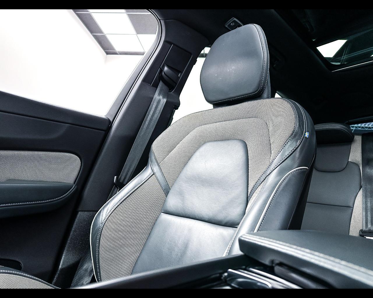 VOLVO XC60 (2017-->) - XC60 B5 (d) AWD Geartronic R-design