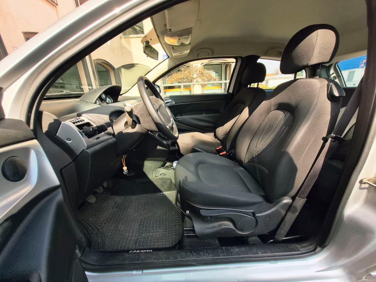 Lancia Ypsilon 1.2 8v Unyca