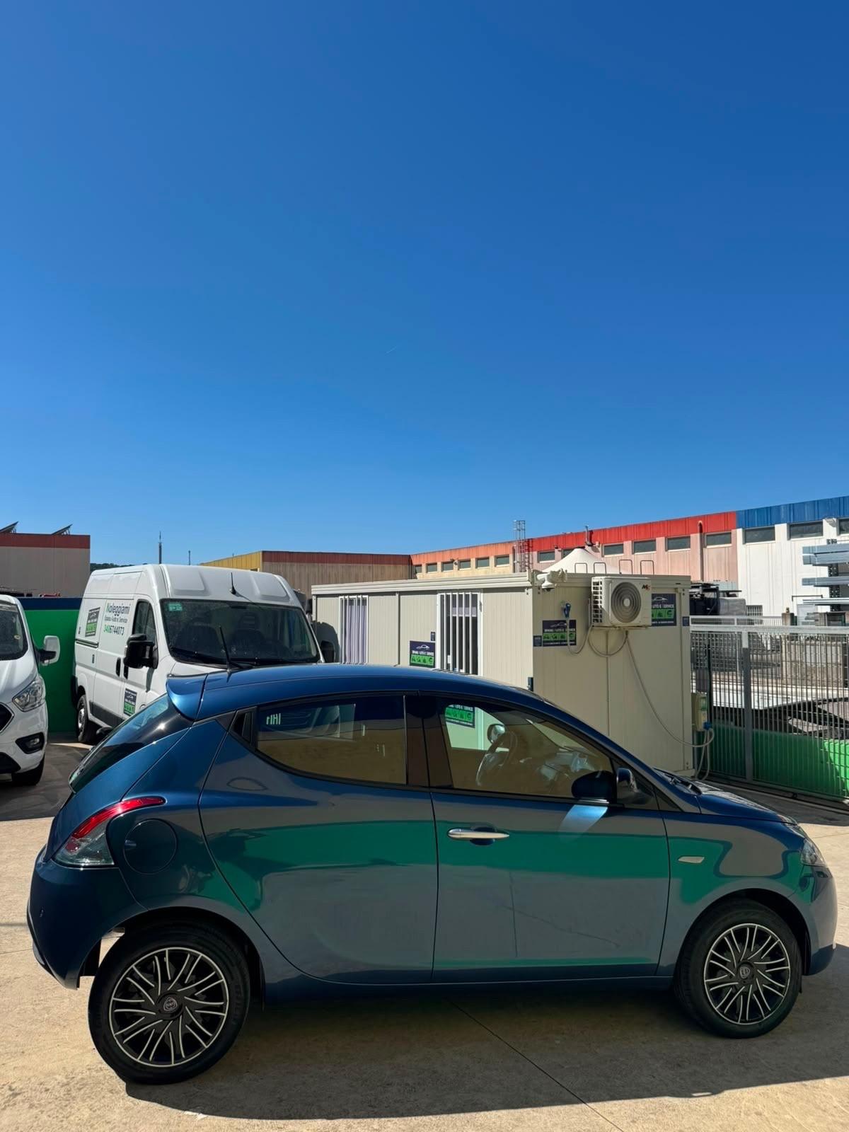 Lancia Ypsilon 1.0 FireFly 5 porte S&S Hybrid Ecochic Silver