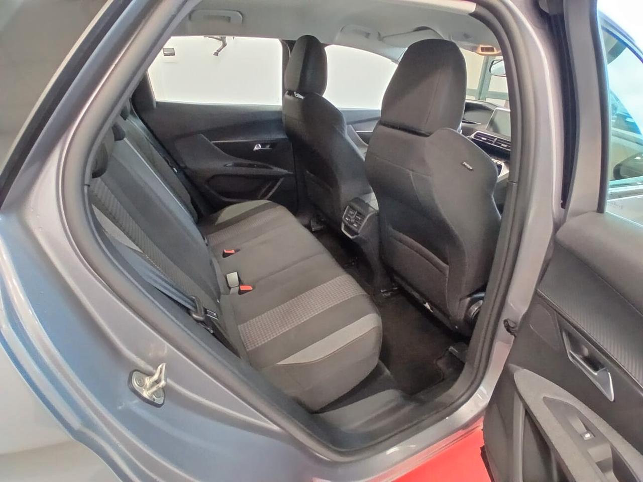 Peugeot 3008 BlueHDi 130 S&S EAT8 Active Pack