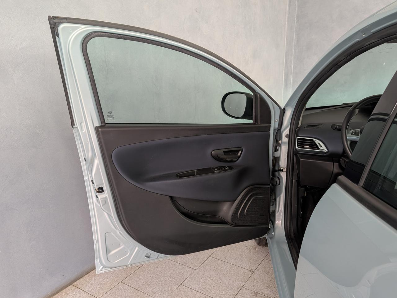 Lancia Ypsilon 1.0 Hybrid 70cv Platino