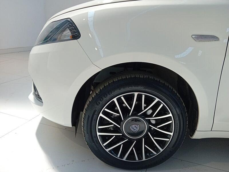 Lancia Ypsilon 1.0 FireFly 5 porte Hybrid Platino