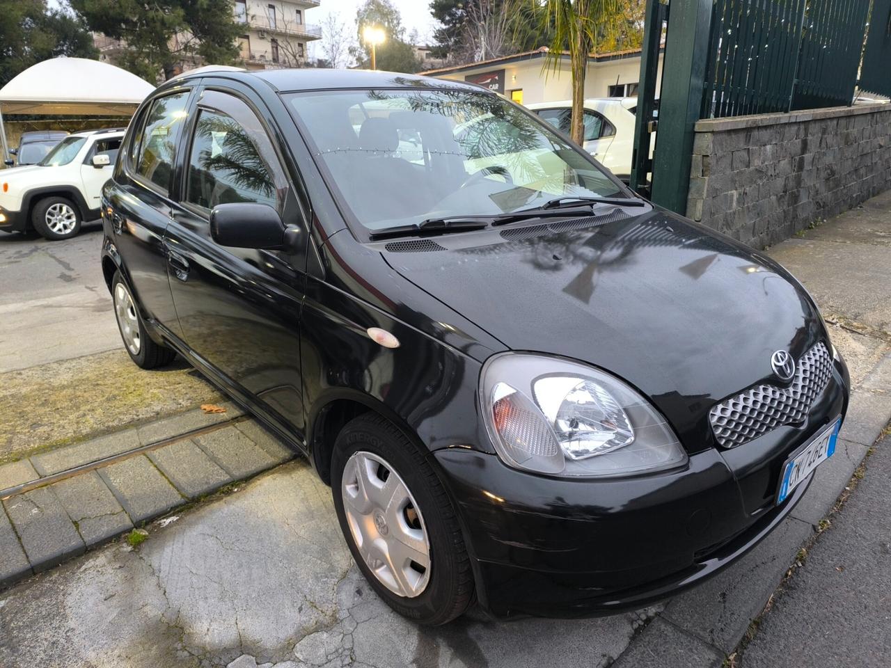 Toyota Yaris 1.0i 16V cat 5 porte Sol