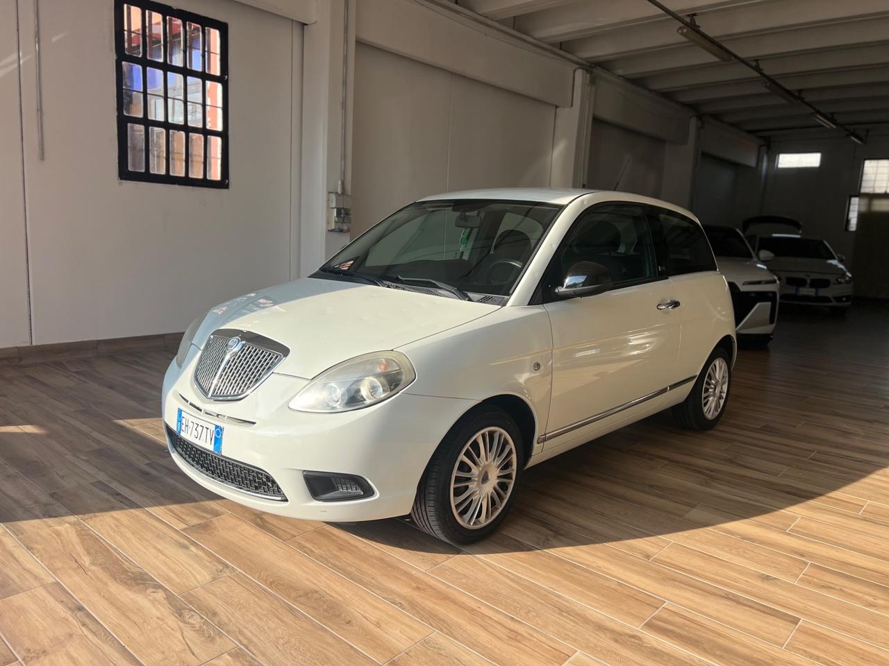 Lancia Ypsilon 1.3 MJT 75 CV Unyca