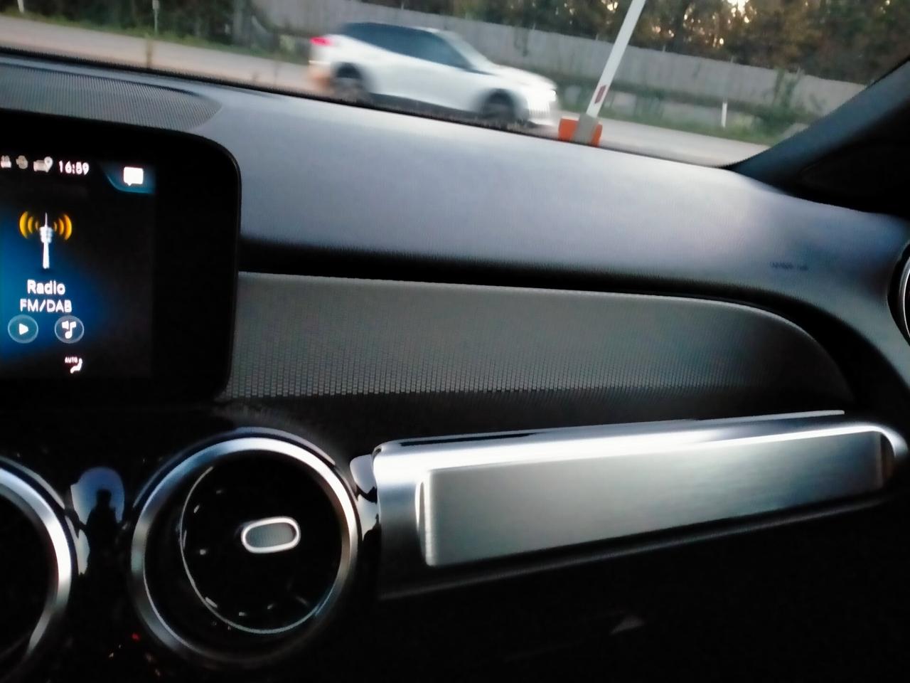 Mercedes-Benz GLB 180 D BUSINESS EXTRA 8MLED/SEDILI SPORT/DISPLAY MAXI