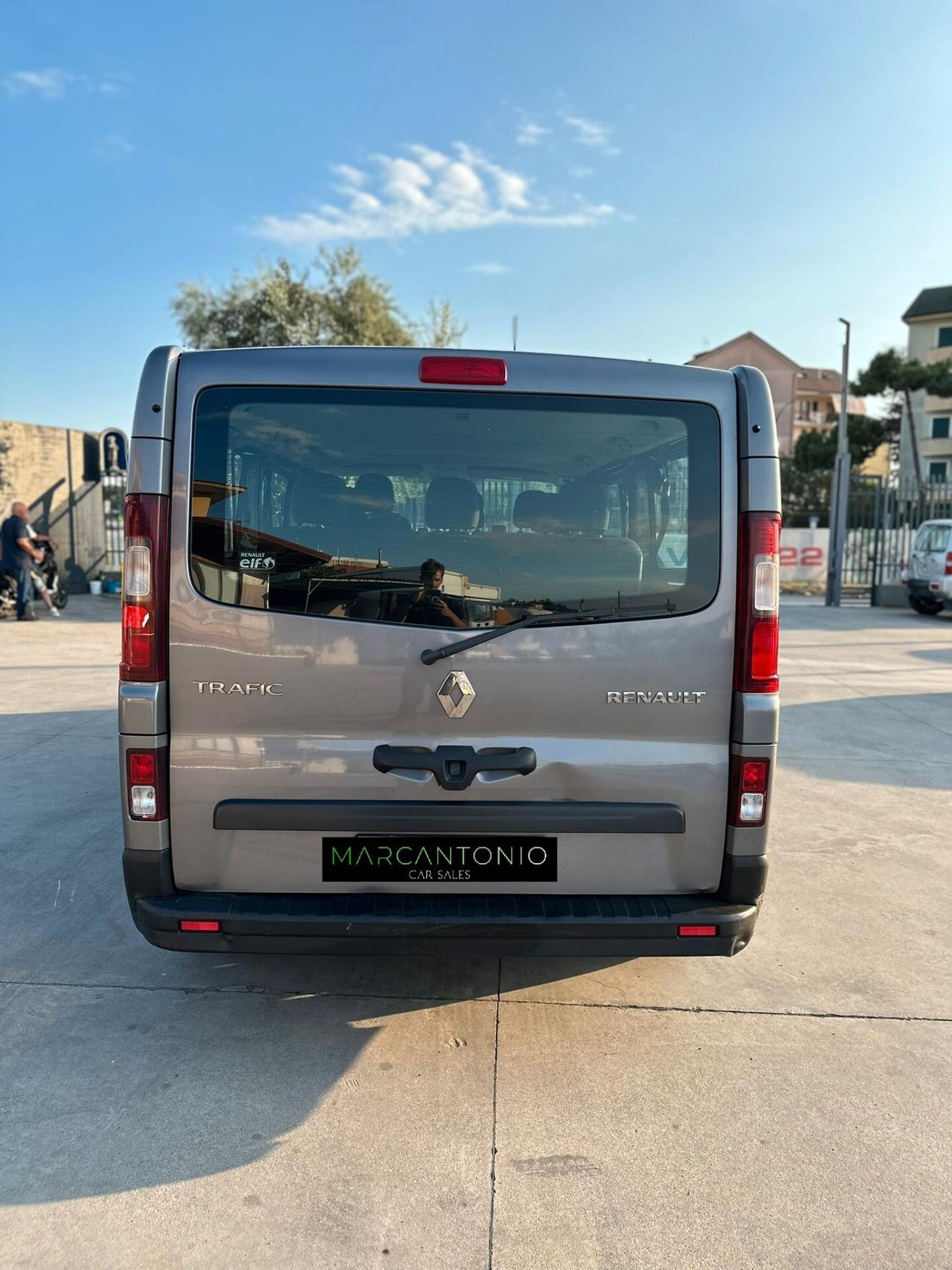 Renault Trafic 9 posti pulmino